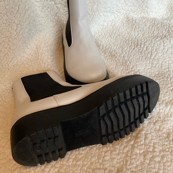 Soda cream and black boot - Picture 2 of 3